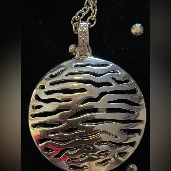 VINTAGE SILVER TONE WAVES OF THE MOON NECKLACE BY AVON - Picture 2 of 3